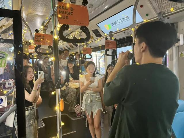 听着R&B夜游成都！“音乐巴士”加场啦
