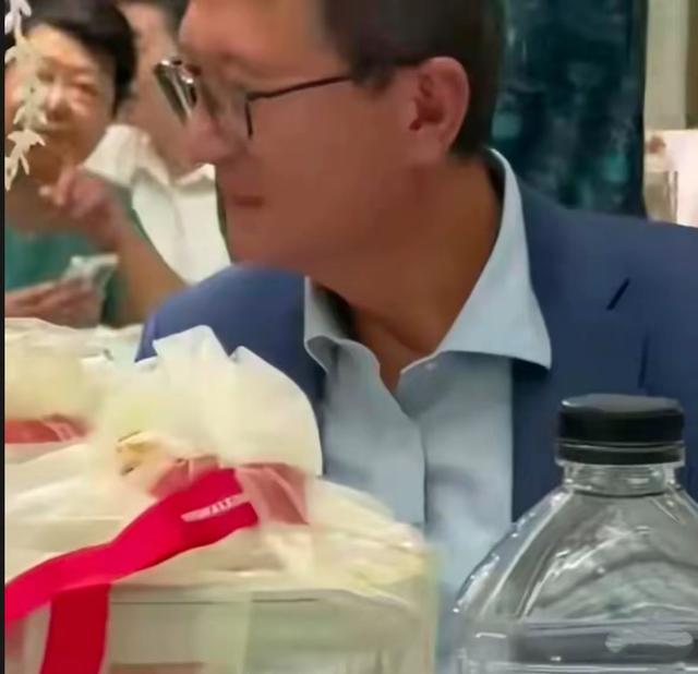 恩爱了16年，44岁张怡宁正绚烂如花，大20岁的丈夫徐威却衰老萎缩