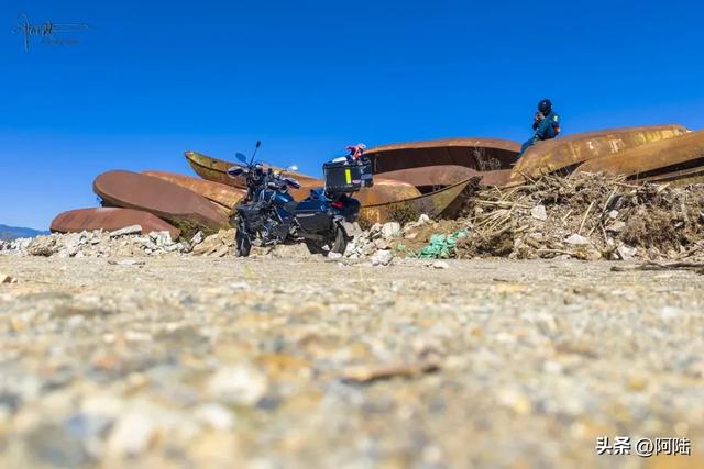 洱海边惊现一堆破船,锈迹斑斑却野趣盎然,已经被我轻松登顶拿捏