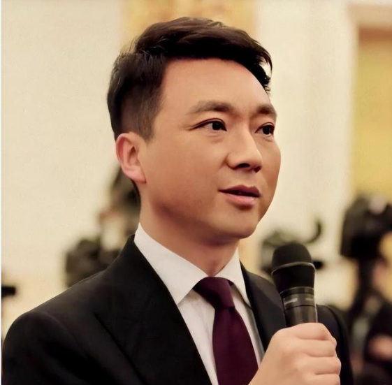 事实证明，54岁“丁克”了半辈子的康辉，早已走上了另一条大道