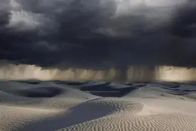 地球真的病了！塔克拉玛干沙漠大雨，当地居民：这辈子没见过！图片