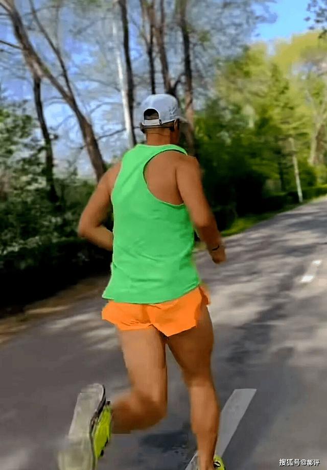 跑步穿“流氓裤”，暴露隐私多尴尬！网友：这哪是跑步裤？