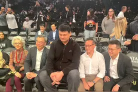 姚明空降NBA篮网主场，蔡崇信作陪，翘起二郎腿看球，霸气十足图片