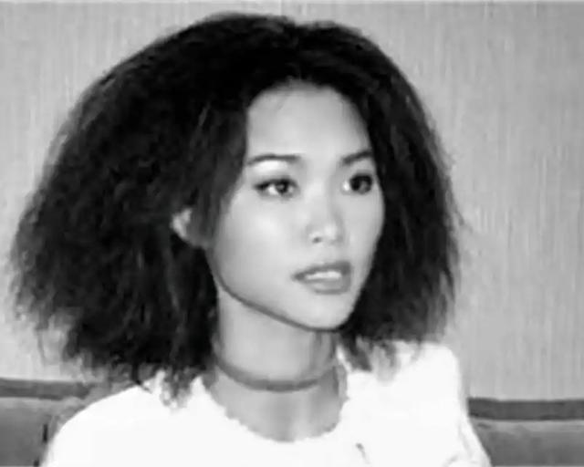 凭借一首歌与王菲齐名，却被俩渣男折磨成精神病，今51岁无人识