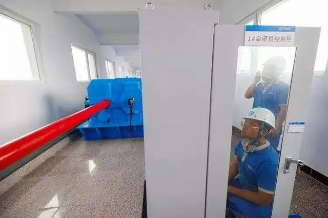 密云泄洪惊现“鱼跃龙门”奇观！