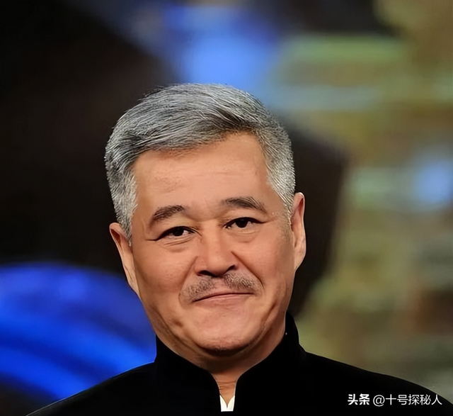 再有钱有啥用？68岁赵本山近况曝光，三人打伞伺候，女儿成心头病