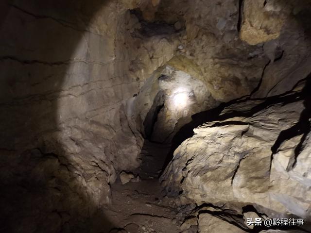 偏远乡野中寻找一个古寺遗址，探险一个深邃溶洞