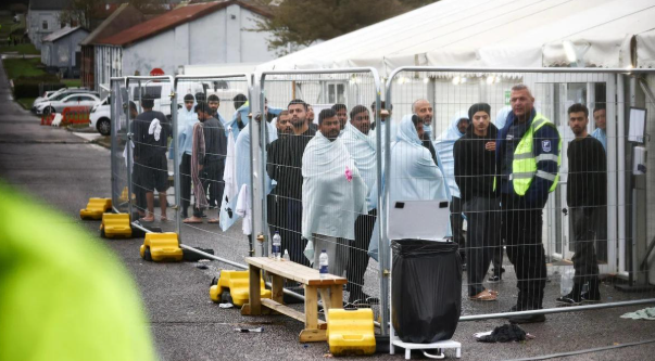 英政府仍未调查曼斯顿丑闻，今又军营安置难民，恐重蹈覆辙