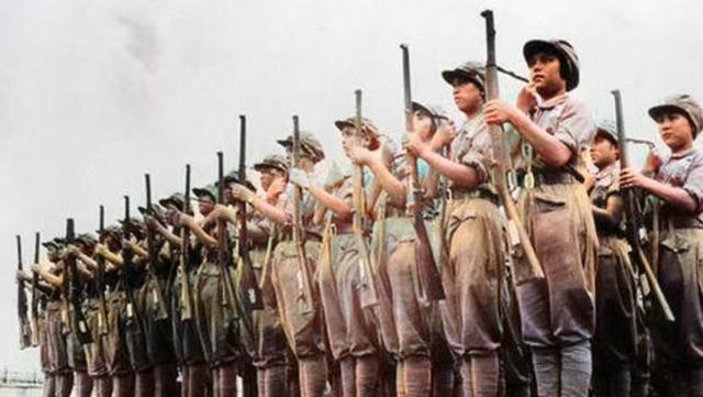 国民党女兵罕见老照片，一点不像电视中的女特务，图4挺漂亮