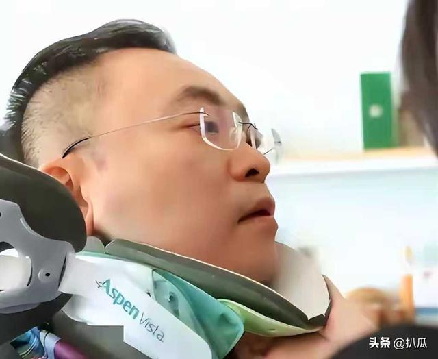 蔡磊传出好消息！终于能下楼溜达，见到儿子笑了，爷俩靠镜子交流