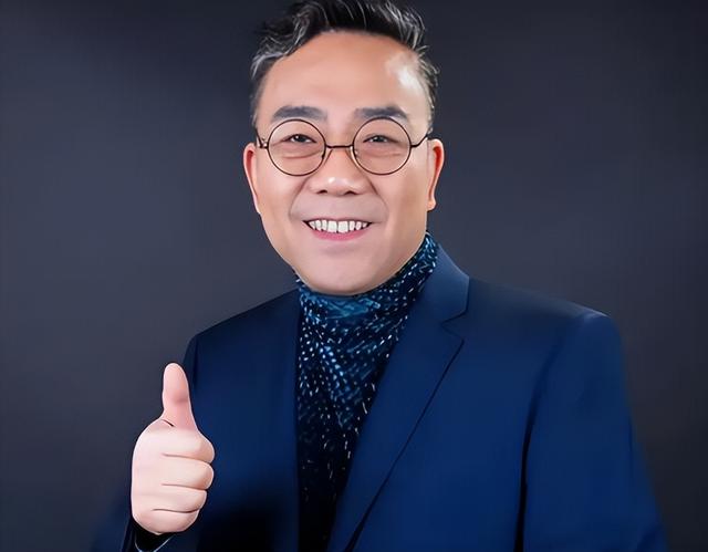 63岁杨议收美女徒弟，女生穿得花枝招展鞠躬敬茶，牵手贴脸引争议