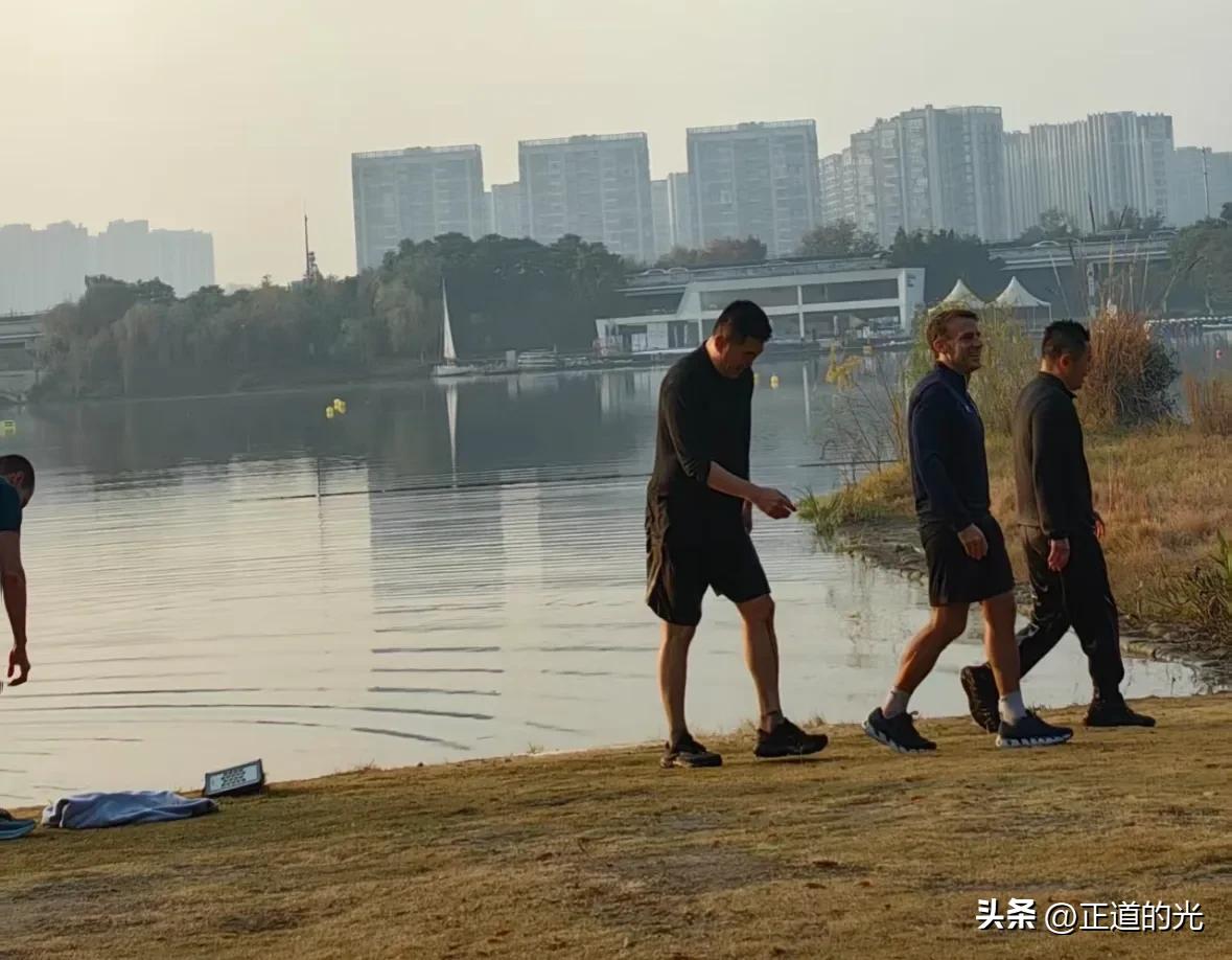 现场:成都网友清晨偶遇马克龙在湖边跑步