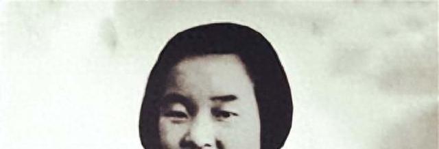 17岁女囚被送进监狱，狱长得意洋洋解开衣扣，三天后他磕头不止