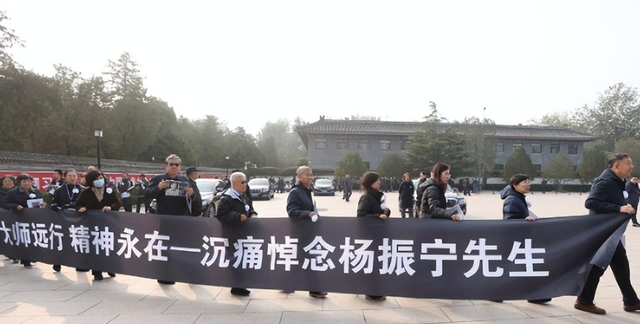 巨星陨落，杨振宁葬礼不到24小时，清华宣布一重要决定，翁帆悲痛