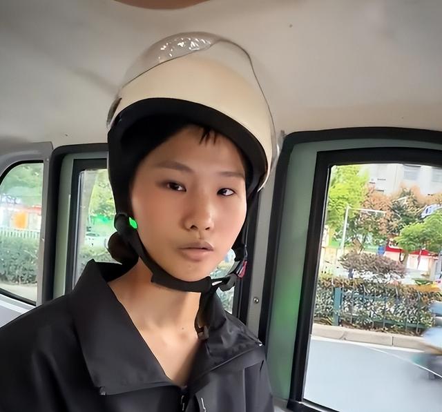 垃圾堆走出的超模！19岁女孩帮男友爸爸捡废品被挖掘，身高181cm