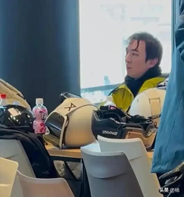 37岁王思聪日本滑雪场现身！五位美女同行个个窈窕，越活越年轻了