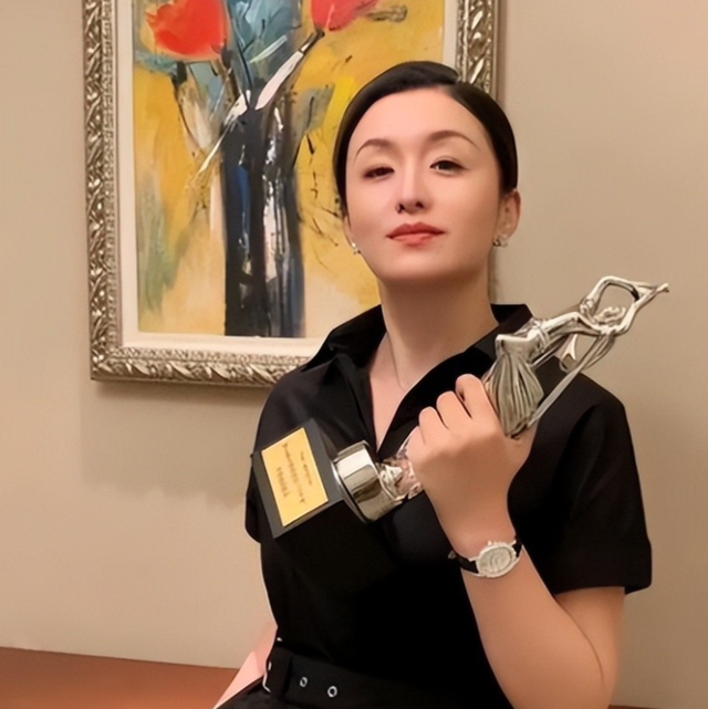 陪玩陪睡根本不够！集体开嫖、目无王法、舔手指，阴暗面藏不住了