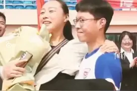 【#成人礼上高二男生抱妈妈过成人门#[心]】“小时候妈妈抱着自己，#长大后换我抱妈妈#。”图片