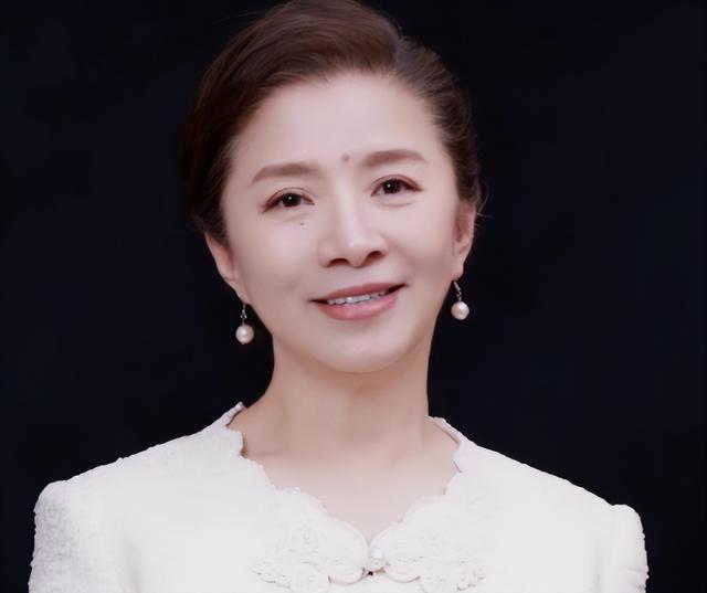 原来他们是夫妻，因戏生情恩爱41年，演完《生万物》终于红了！