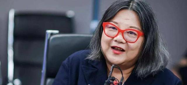 陈凯歌前妻洪晃京郊院子曝光，百平空地长草，网友：哪像名门小院