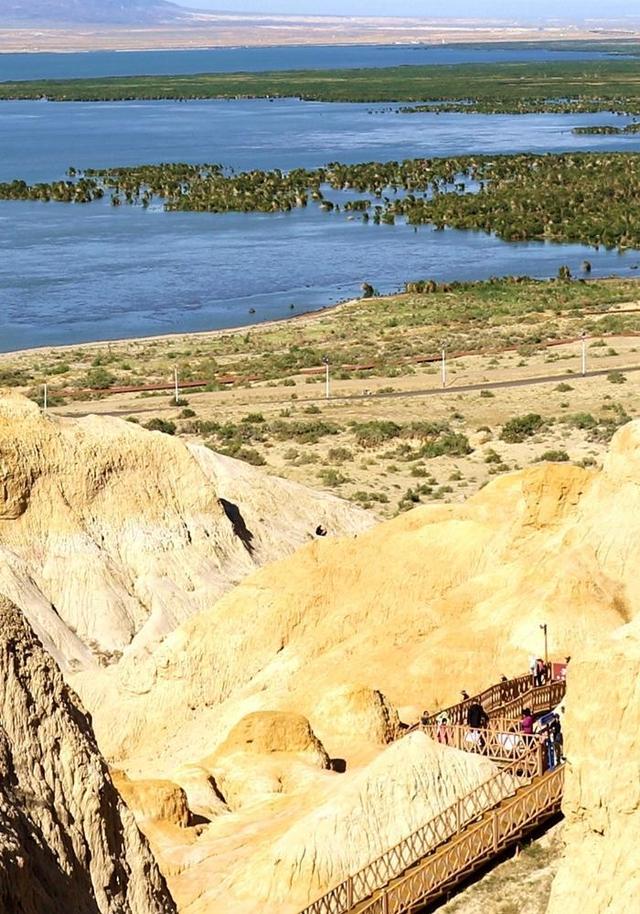 游新疆乌伦古湖海上魔鬼城