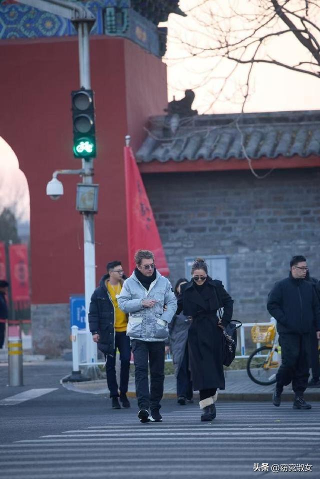 59岁巩俐带法国老公北京游玩，76岁雅尔帅气又多金，跟总统是朋友