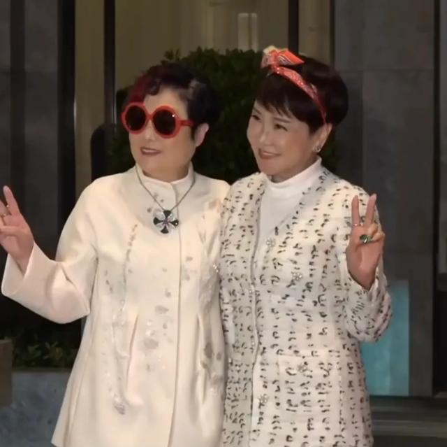 这一夜,傅鹏程成了杨受成的宾客,温碧霞很娇俏,吕良伟夫妻恩爱