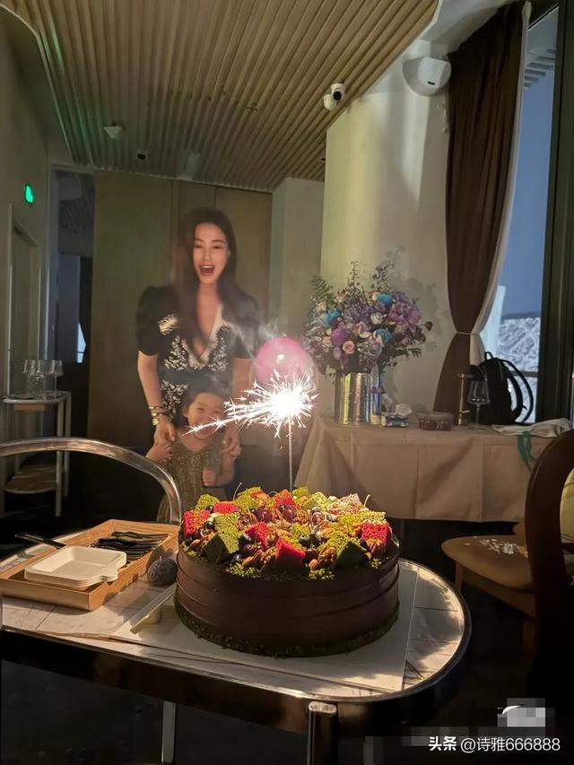 朱珠41岁生日分享全家福