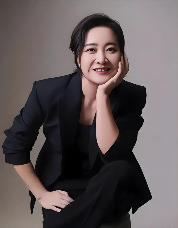 退出春晚解散公司，被“综艺”开除，44岁贾玲近况曝光	，面相变了