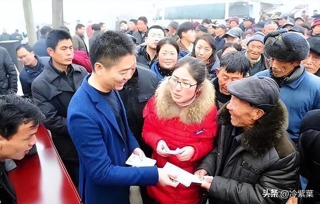 刘强东返乡发超万件年货	，令人恶心的事却发生，父亲被人围堵塞信