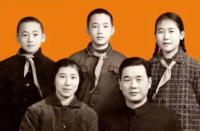 李鹏总理儿媳罕见留影，五官端正长相大气，爷爷功勋卓著比肩元帅