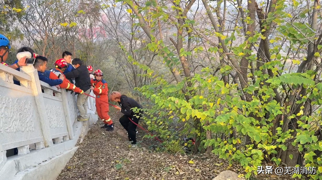 三名“驴友”登山被困 消防紧急救援