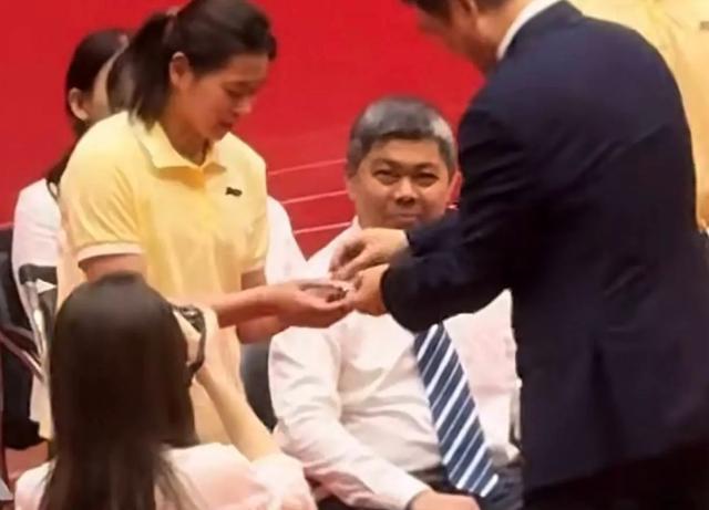 远离身材“审判”！央媒新闻报道，揭开全红婵“发胖”后真实处境