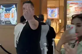 中国美女和外国男子在泰国街头对打，女方：再骂我妈试试图片