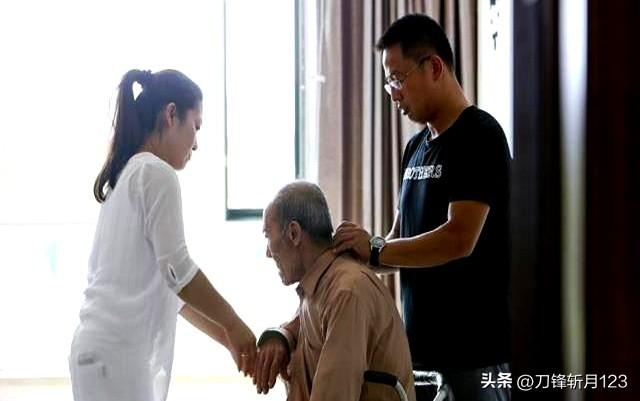 父亲进ICU40多天终于去世后，我才明白：好死不如赖活着，是错的