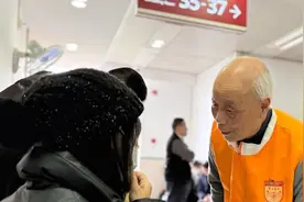 华山医院官方认证！83岁上海老爷叔，这条路一走就是15年图片