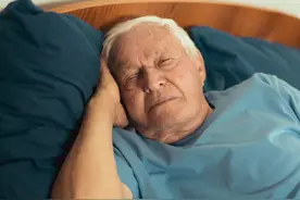 躺得久，走得远？医生告诫：一旦过了60岁，躺卧这几点一定多注意图片