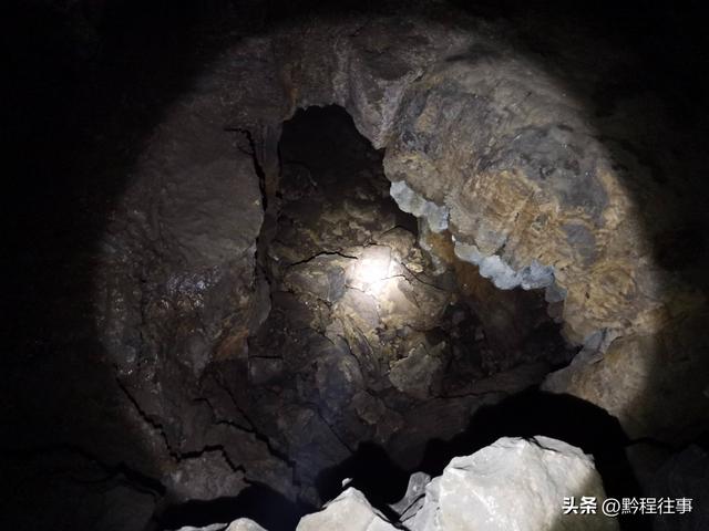 偏远乡野中寻找一个古寺遗址，探险一个深邃溶洞