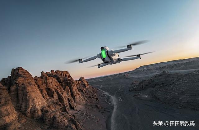 Insta360 技术加持！ Antigravity A1 无人机 8K 全景拍摄，零盲点视角
