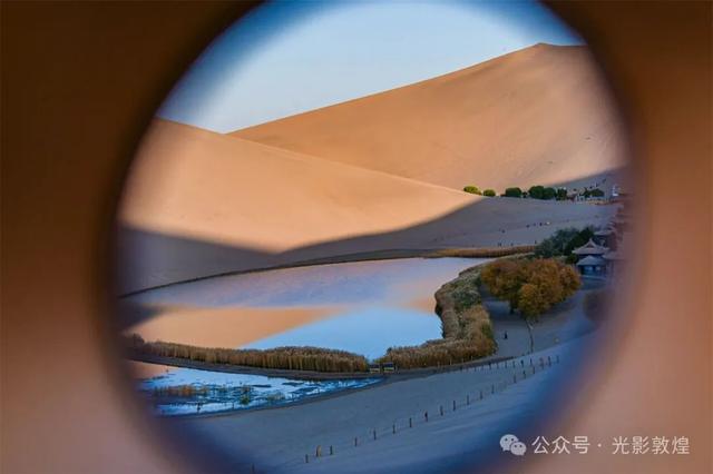 甘肃敦煌:深秋时节大漠秋景醉游人