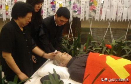 1961年，华国锋一家六口的合影，40岁的他长相周正，妻子端庄贤惠