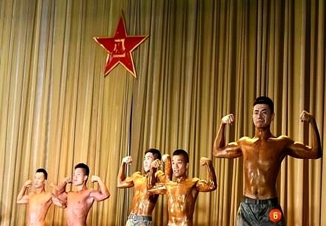 18图 看兵哥哥炫肌肉！