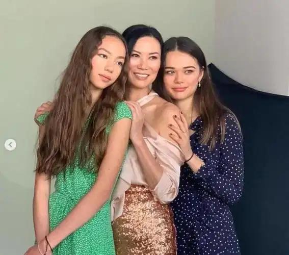 邓文迪当年死皮赖脸生下两个女儿，如今成了94岁默多克遗产受益人