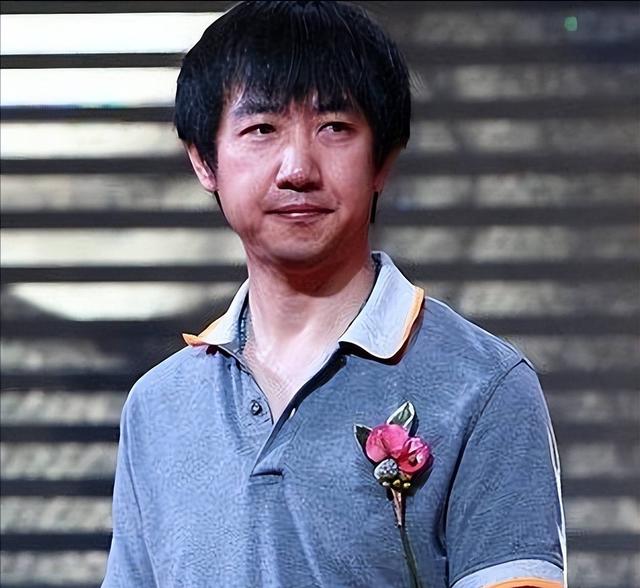 李小冉为他流产2次，梅婷养他6年，今娶小15岁娇妻，鄢颇凭什么？