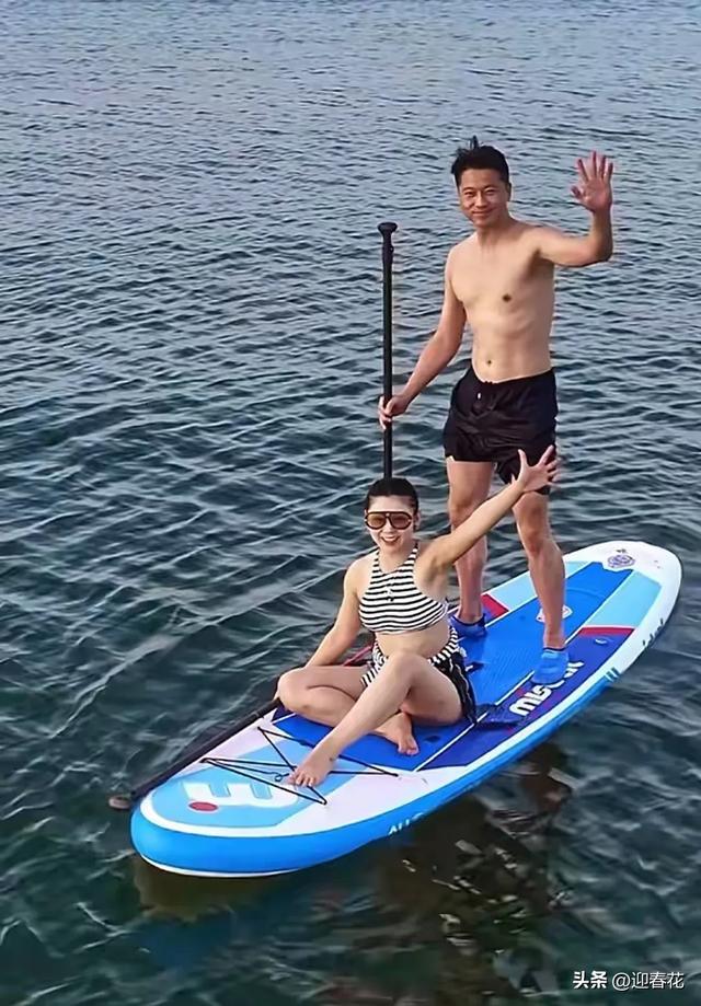 王雷夫妇回大连过七夕！39岁李小萌比老公腿粗，海上划浆板太浪漫
