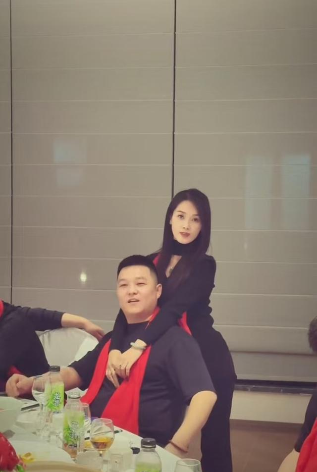 男子感叹老婆长得美，结婚10年依旧心动，网友：爱妻者风生水起