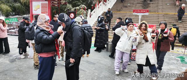 华山暖粥迎腊八 山间温情暖客心