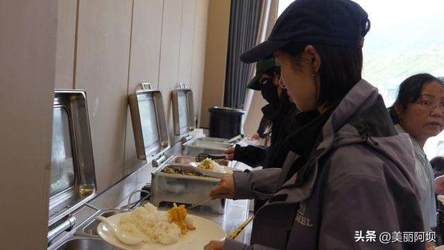 阿坝县莲宝叶则游客量创新高，服务保障显成效