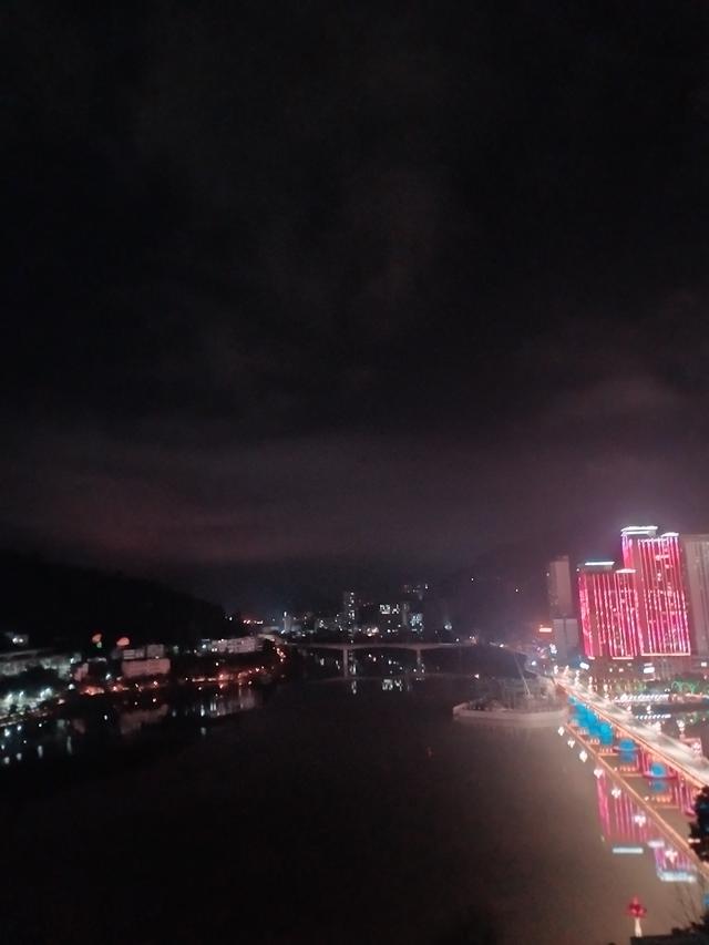 紫阳夜宴：当汉江遇见霓虹