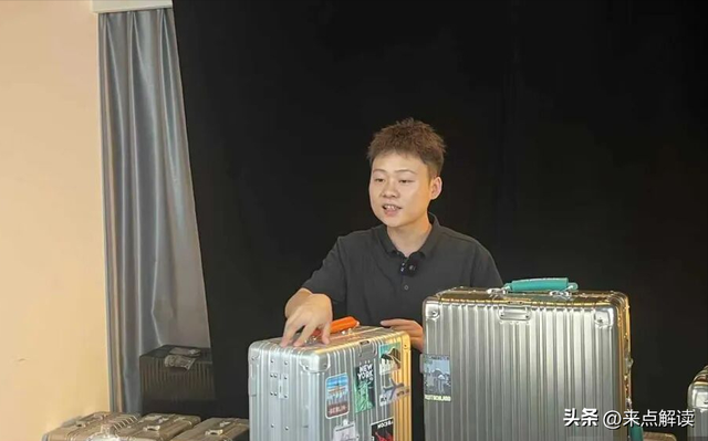 平湖箱包破局：00后弃白牌做高端，拼多多黑标带飞业绩